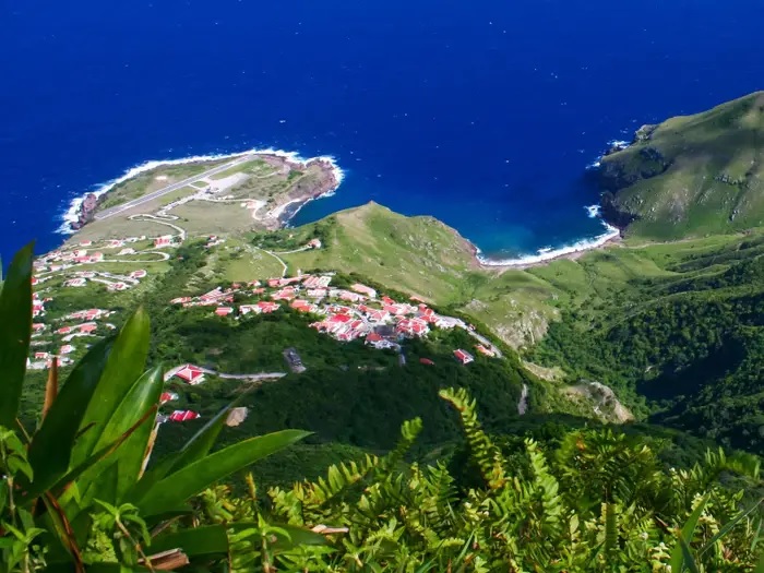 Góc nhìn từ trên xuống của đảo Saba với sân bay ở phía trên bên trái của bức ảnh với nền là đại dương xanh