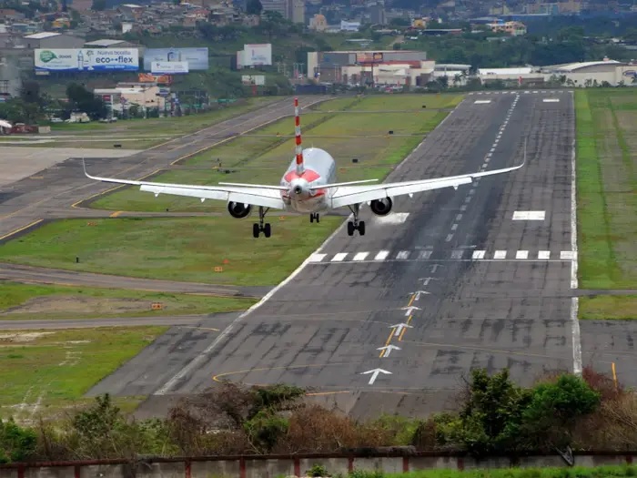 Máy bay hạ cánh tại sân bay quốc tế Toncontin.