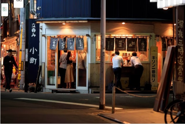 Thành phố lớn thứ ba của Nhật Bản có nhiều lựa chọn giải trí về đêm, từ quán izakaya, quán bar đứng cho đến quán cocktail.