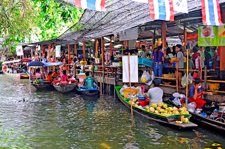 Chuẩn bị món ăn Thái trên thuyền ở chợ nổi Khlong Lat Mayom