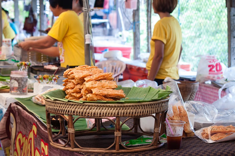 Phục vụ đồ ăn vặt giòn tại chợ nổi Bang Nam Pheung