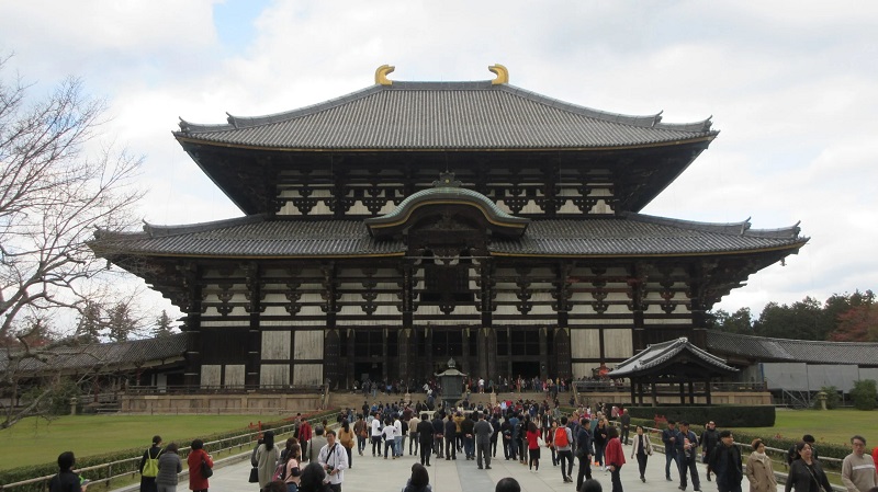 Todaiji là một địa danh nổi tiếng ở Nara và có một bức tượng Phật lớn