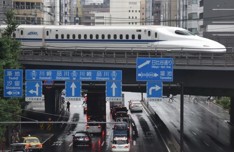 Tàu cao tốc Shinkansen là phương tiện thoải mái để đi khắp Nhật Bản