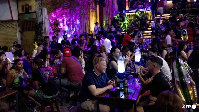 Các hộp đêm ở Thái Lan hiện mở cửa muộn hơn đến 4 giờ sáng, nhưng nhiều yếu tố làm giảm hy vọng phục hồi du lịch