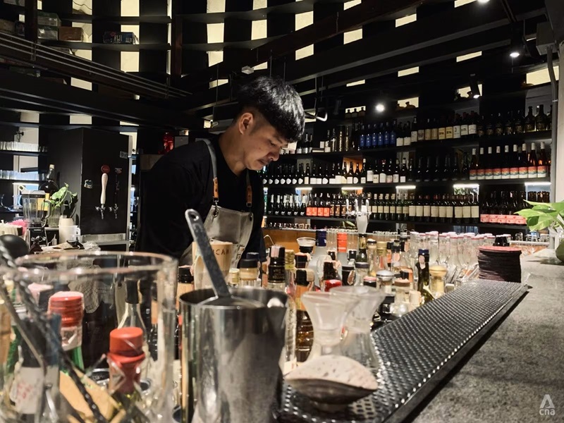 Một nhân viên pha chế chuẩn bị đồ uống tại Lobster Main Kitchen trên đường Sukhumvit ở Bangkok, nơi có nhiều cơ sở kinh doanh hoạt động về đêm.