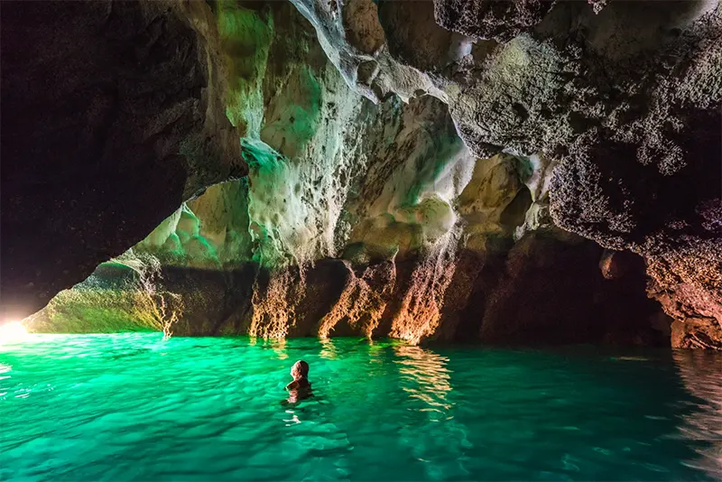 Bơi trong hang Ngọc lục bảo ở Koh Mook, tỉnh Trang