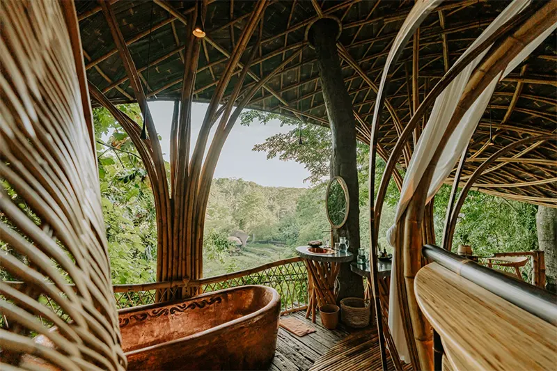 Chỗ ở của Bambu Indah được thiết kế theo kiểu nhà cô dâu bằng gỗ tếch đã được tân trang lại.