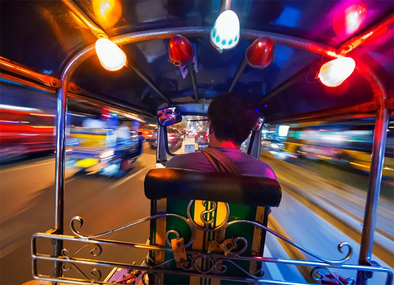Góc nhìn từ xe tuk-tuk của Bangkok về đêm