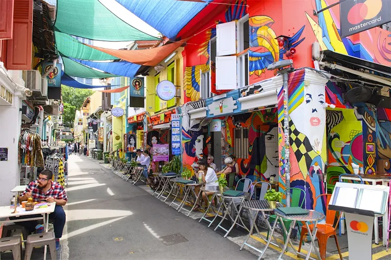 Haji Lane ở khu Kampong Glam của Singapore nổi tiếng với các quán cà phê, nhà hàng và cửa hàng