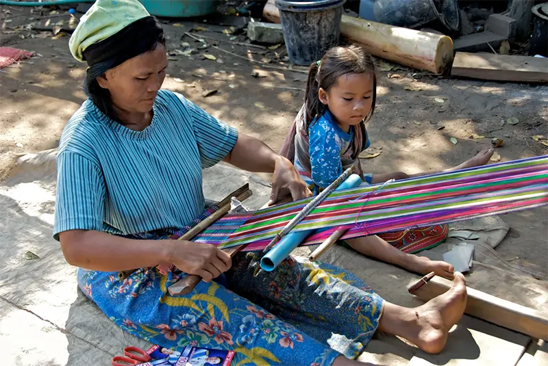 Một phụ nữ Lahu đang dệt vải ở tỉnh Chiang Rai