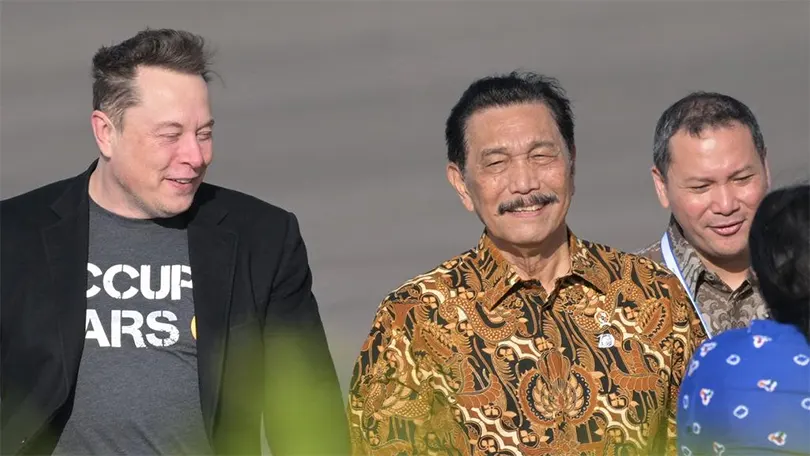 Tỷ phú công nghệ Elon Musk đi dạo cùng Bộ trưởng Điều phối Hàng hải và Đầu tư Indonesia
