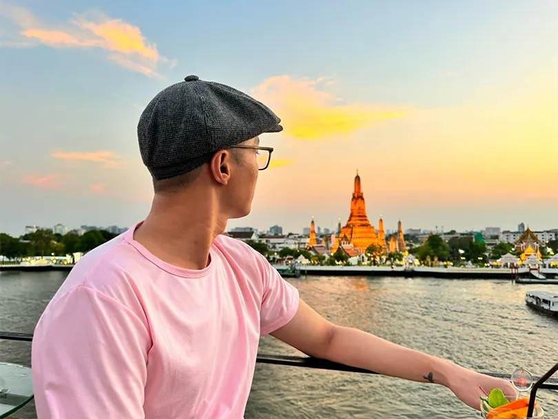 Khách Việt ngắm chùa Wat Arun và hoàng hôn từ sông Chao Phraya, Bangkok. Ảnh: Đăng Nguyễn