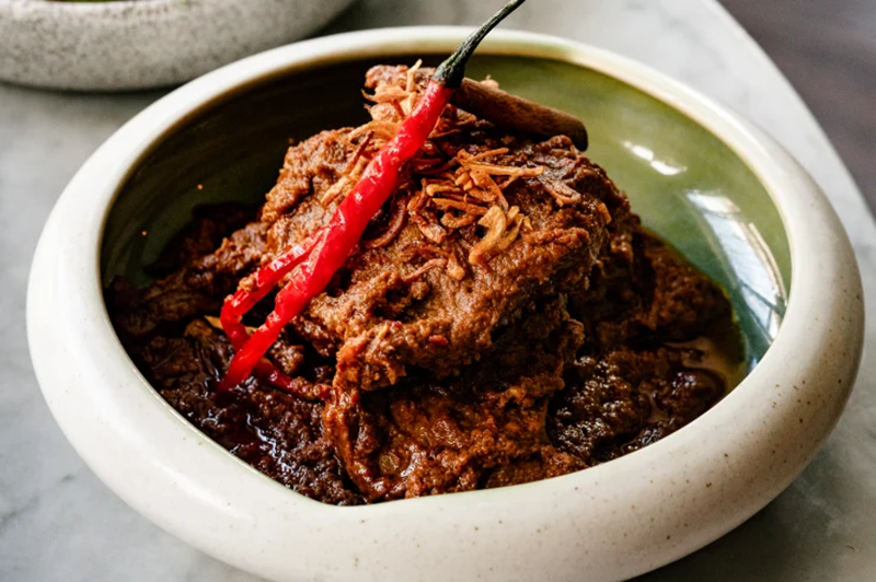 Rendang thịt bò nấu chậm tại Hujan Locale