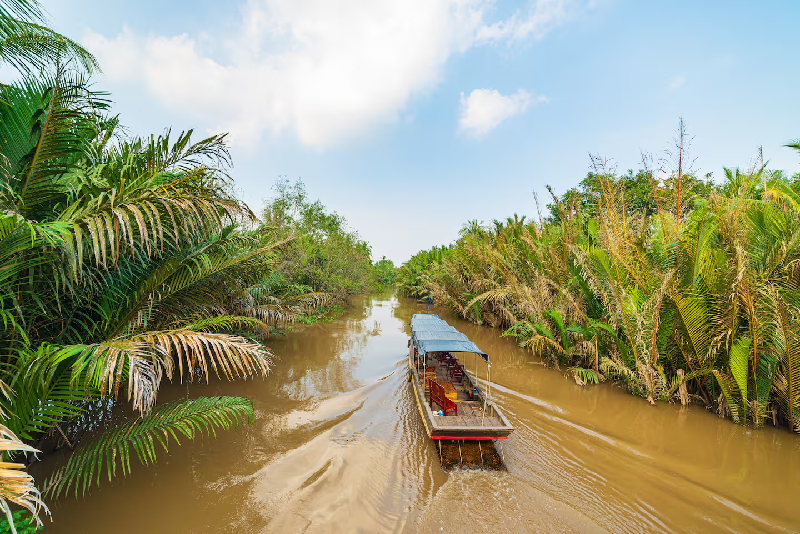 Sông Mê Kông là một trong những con sông dài nhất thế giới, chảy qua sáu quốc gia, trong đó có Việt Nam.