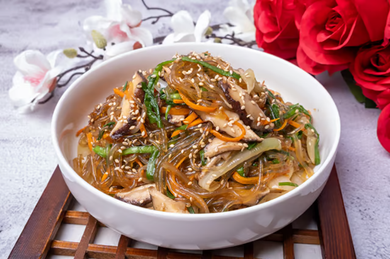 Japchae bao gồm nhiều loại rau thái lát mỏng đầy màu sắc