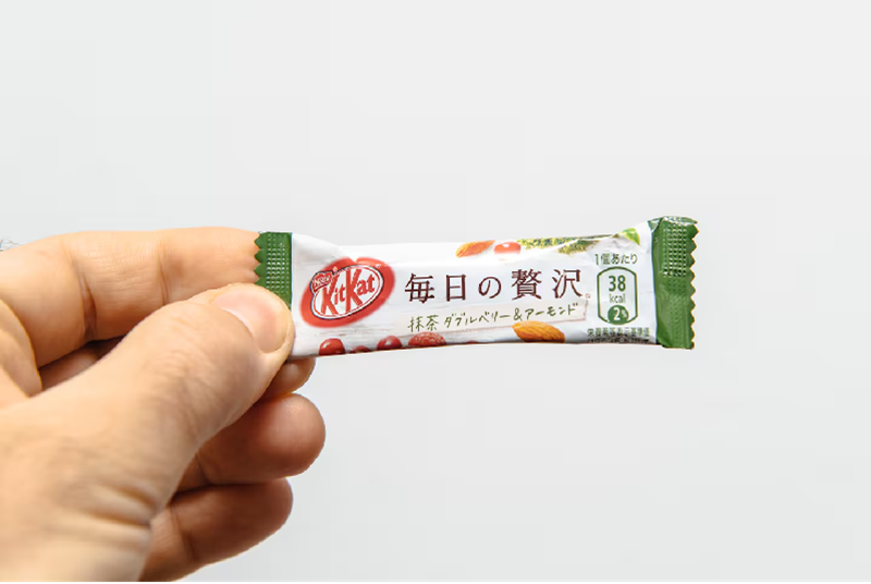 Don Quijote ở Osaka bán nhiều loại Kit Kat có hương vị khác lạ và các món ăn nhẹ độc đáo khác của Nhật Bản. Ảnh / 123rf