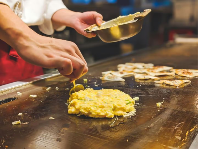 Okonomiyaki ở Osaka. Ảnh / Daniel Hooper trên Bapt