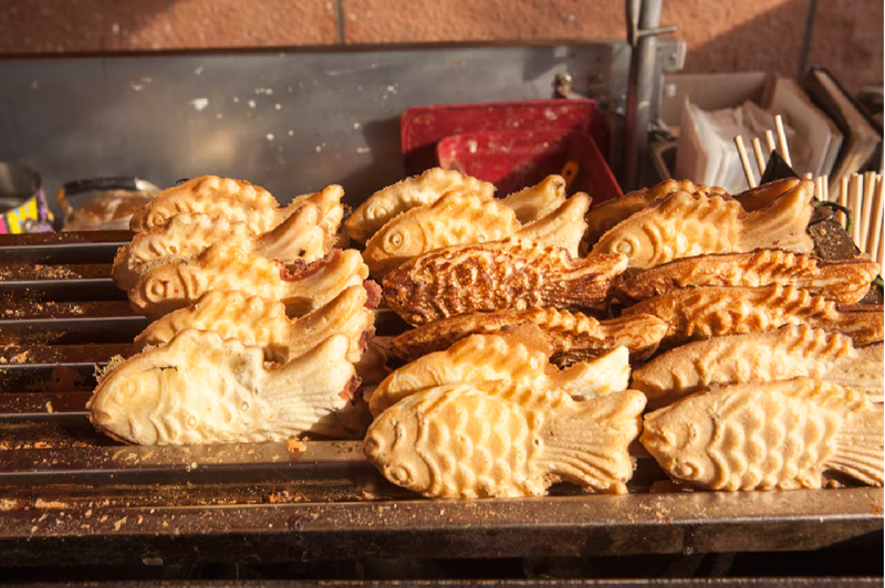 Taiyaki là món bánh hình con cá nhân đậu đỏ ngọt ngào, phổ biến ở Osaka. Ảnh / 123rf