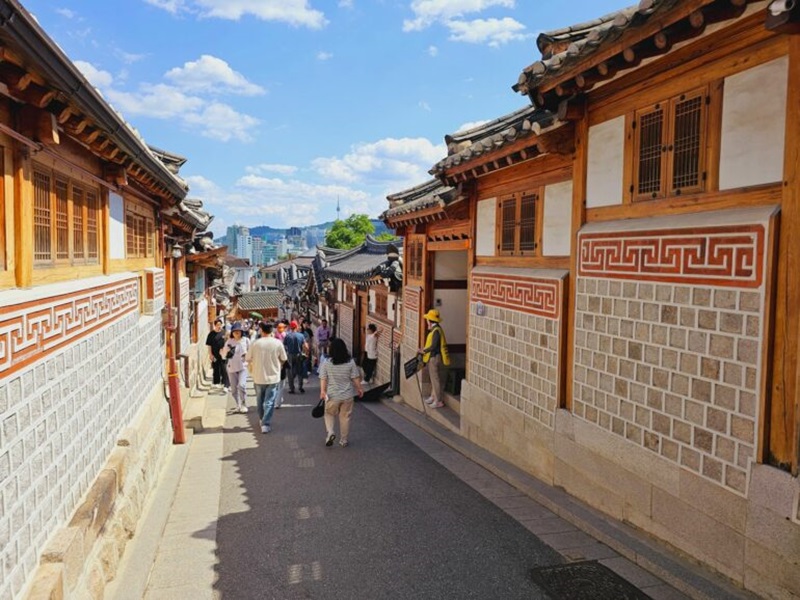 Làng Bukchon Hanok. Ảnh của Dhiram Shah / Luxurylaunches