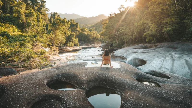 Queensland là một tiểu bang đáng kinh ngạc dành cho những nhà thám hiểm. Lướt sóng ở Gold Coast, lặn bằng ống thở hoặc lặn ở Rạn san hô Great Barrier hoặc dành một ngày bơi lội giữa khu rừng tại những tảng đá Babinda, được nhìn thấy ở đây, phía nam Cairns.