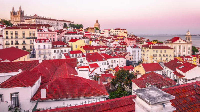 Là một trong những khu phố cổ nhất của Lisbon, Alfama là nơi có những tòa nhà đầy màu sắc và nhiều nghệ nhân.