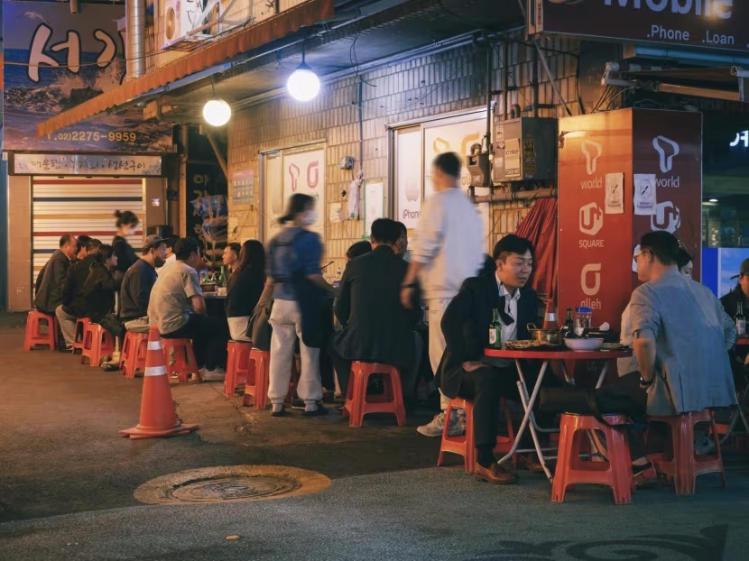 Từ nghi lễ uống rượu soju đến súp giải rượu: Những điều tôi khám phá ra về văn hóa uống rượu phức tạp của Hàn Quốc
