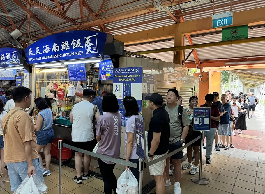 Cơm gà gây tranh cãi ở Singapore: Có gì khiến khách Việt dậy sớm xếp hàng dài?