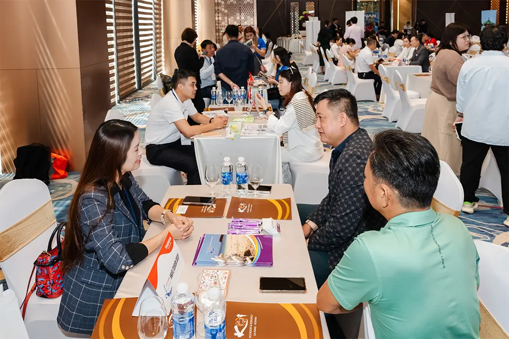 Toàn cảnh đối tác là công ty du lịch Đài Loan (Trung Quốc) chia sẻ thông tin cùng công ty du lịch tại Đà Nẵng