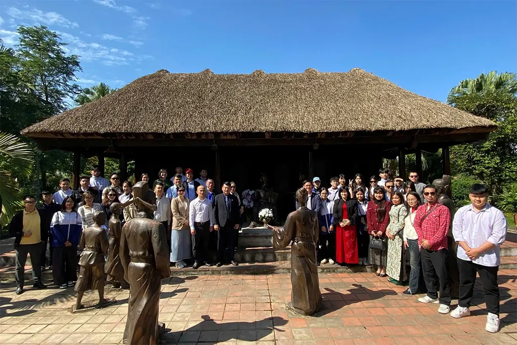 Du khách trải nghiệm tại không gian văn hóa đền thờ Nguyễn Bỉnh Khiêm. Ảnh: Ban quản lý di tích Trạng Trình Nguyễn Bỉnh Khiêm