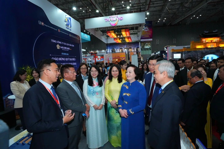 Đoàn đại biểu tham quan gian hàng sáng 27-8 - Ảnh: THẾ KIỆT