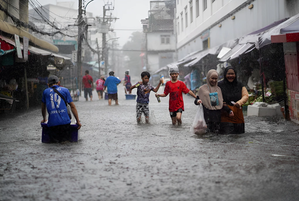 Người dân lội trong nước do đường phố bị ngập ở Bangkok hôm 28/9. Ảnh: Reuters