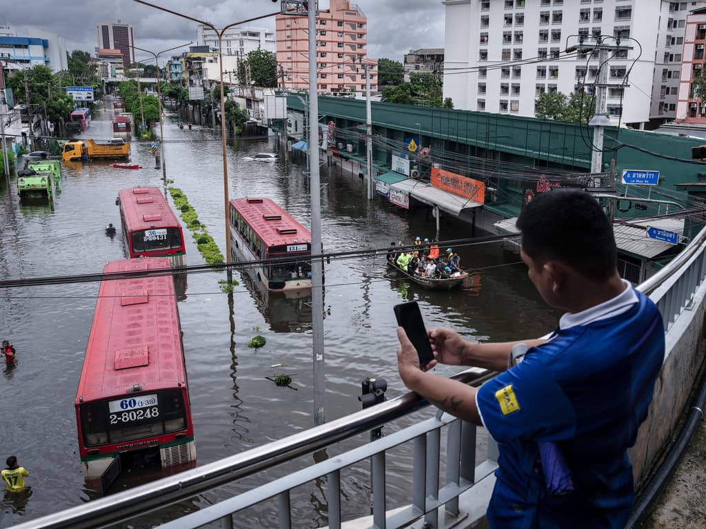 Phương tiện giao thông không thể di chuyển vì ngập nước nhiều ngàyẢnh: AFP